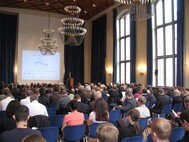 Im Rahmen des Magdeburger Gewässerschutzseminares wird ein Vortrag gehalten, den die Teilnehmer interessiert verfolgen