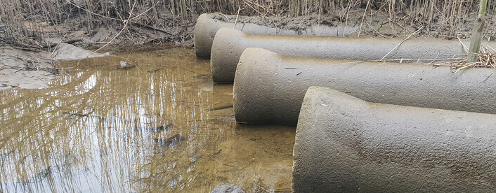 Betonrohre im Priel 