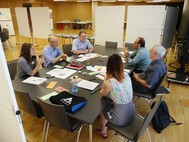 Six participants of the workshop are working together on a topic in the third session