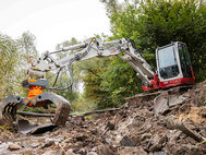 Die Betonrohre werden mit einem Bagger zertrümmert und dann entfernt. Foto fabelzucker