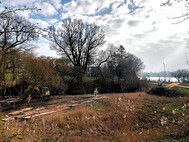 Die Baustelle an der Flottbek. Im Hintergrund die Elbe. Foto SLE