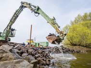 An excavator is removing the fish trap at the Wrauster Bogen